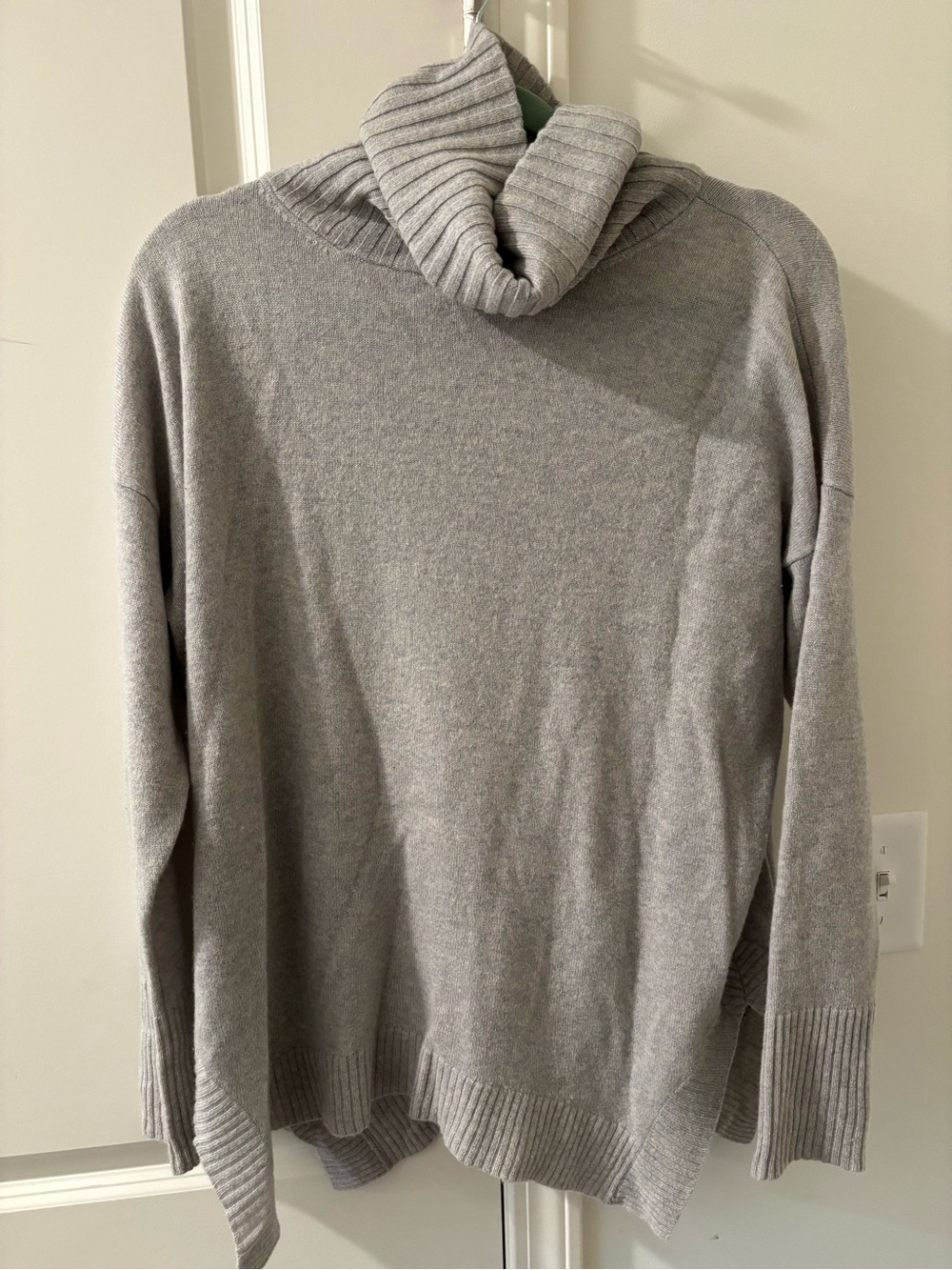 Ann Taylor Cashmere Turtleneck Sweater‎ Neutral Minimalist Quiet Luxury Sz M